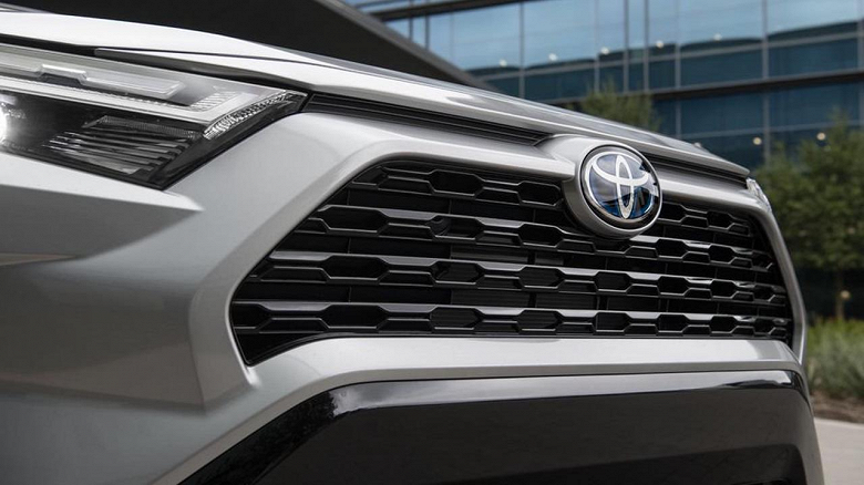 Toyota решила вообще убрать кнопку дистанционного запуска авто с брелоков новых машин после скандала с платной подпиской