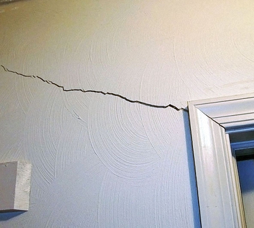 Что делать при обнаружении трещин в стенах?
