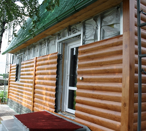 Преимущества и недостатки панелей сайдинга под бревно