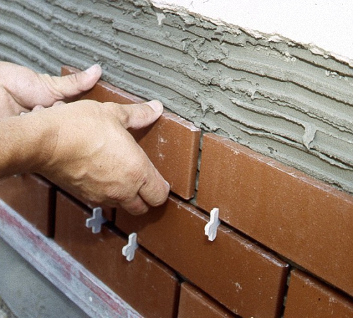 Подготовка к отделке фасада частного дома сэндвич-панелями