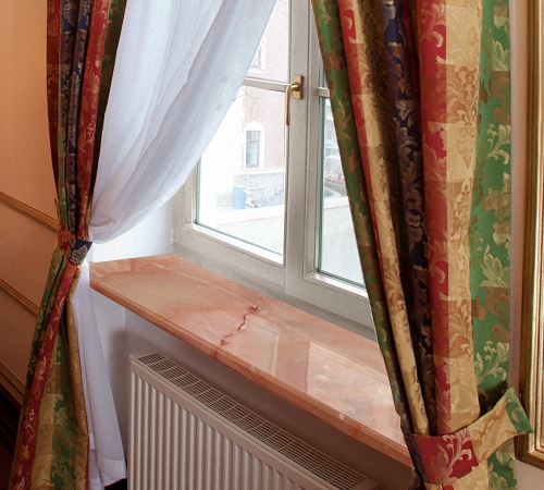 Монтаж эркерных мраморных подоконников