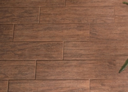 Как выбрать керамическую плитку под дерево