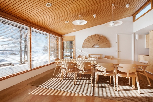 Обшивка потолка деревом