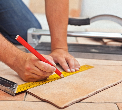 Как приклеить плитку на потолок?