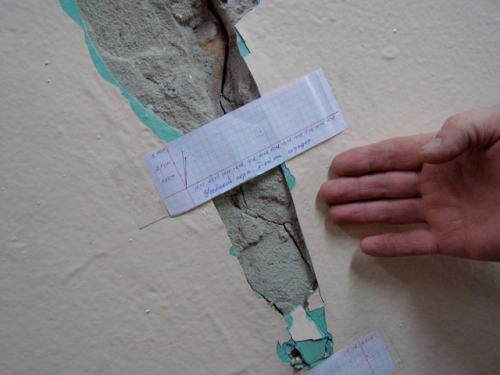 Трещины в стене что делать