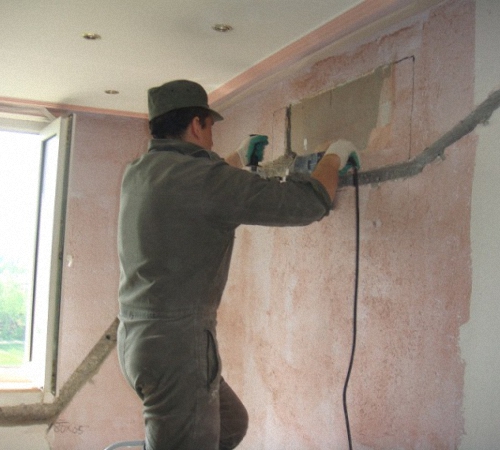 Советы профессиональных мастеров о правилах штробления стен под проводку своими руками