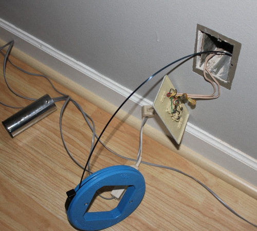 Монтаж проводов в штробу и установка розеток