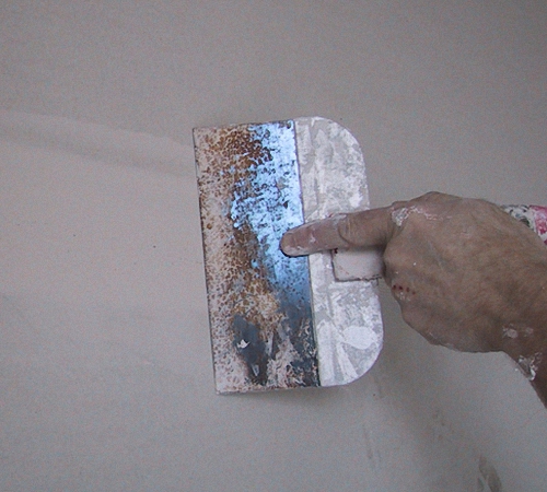 Выравнивание стен под плитку штукатуркой