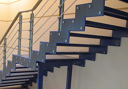 Сочетание материалов в устройстве стальной лестницы