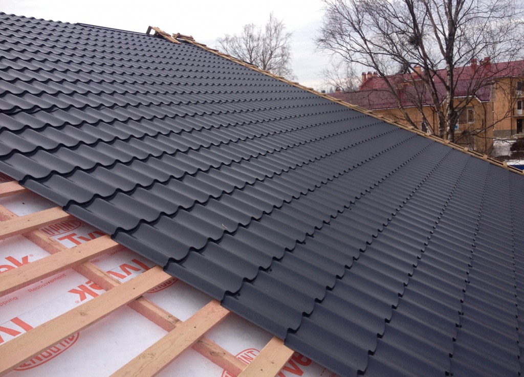 Монтаж кровли из металлочерепицы