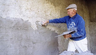 Как состав декоративной штукатурки влияет на свойства раствора
