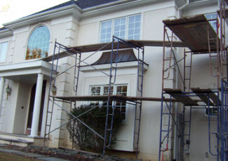 Процесс оштукатуривания фасада