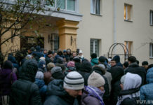 Чтобы не стояли под УКСом. Первые подробности проекта указа о продаже квартир через аукцион