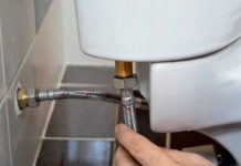 Опасные трубы в квартире. Как подвести воду к унитазу и не затопить соседей. Советы сантехника