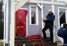 Дым пошел из всех щелей. Как строительный блогер проверял, где его каркасный дом теряет тепло