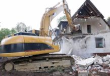 Как осуществляется демонтаж дома после пожара?