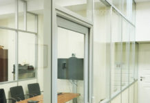 Разграничение пространства стеклянными перегородками