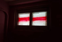 ЖЭУ заменит стекла в разрисованных в БЧБ окнах подъезда за счет всех жильцов. Это нормально?