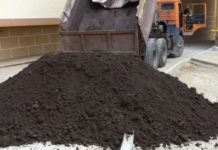 Удобная услуга – доставка грунта