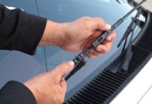 Как заменить щетки стеклоочистителя?