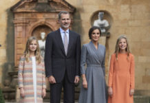 Королева Летисия с детьми и мужем сделали неповторимую открытку