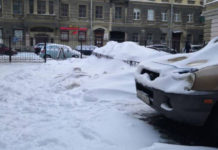 «Газпром нефть» напомнила сотрудникам в Петербурге об опасности схода снега и льда с крыш