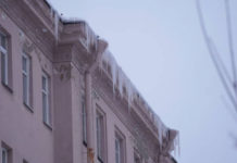 Петербургские сосульки изуродовали автомобиль лидера ДДТ Юрия Шевчука