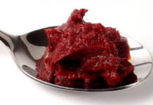 Блогер Новикова поделилась лайфхаком по спасению томатной пасты от плесени