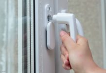 Заедает ручка на пластиковом окне: что делать