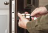 Сломалась личинка замка на входной двери: что делать