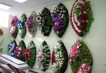 Как выбрать венок на похороны с лентой?