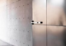 Наружные противопожарные двери: виды, материалы, установка и требования